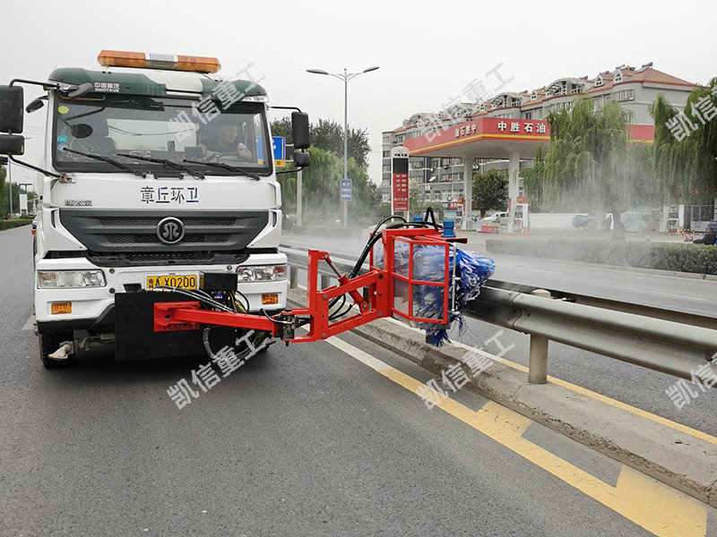 高速護(hù)欄清洗車(chē)